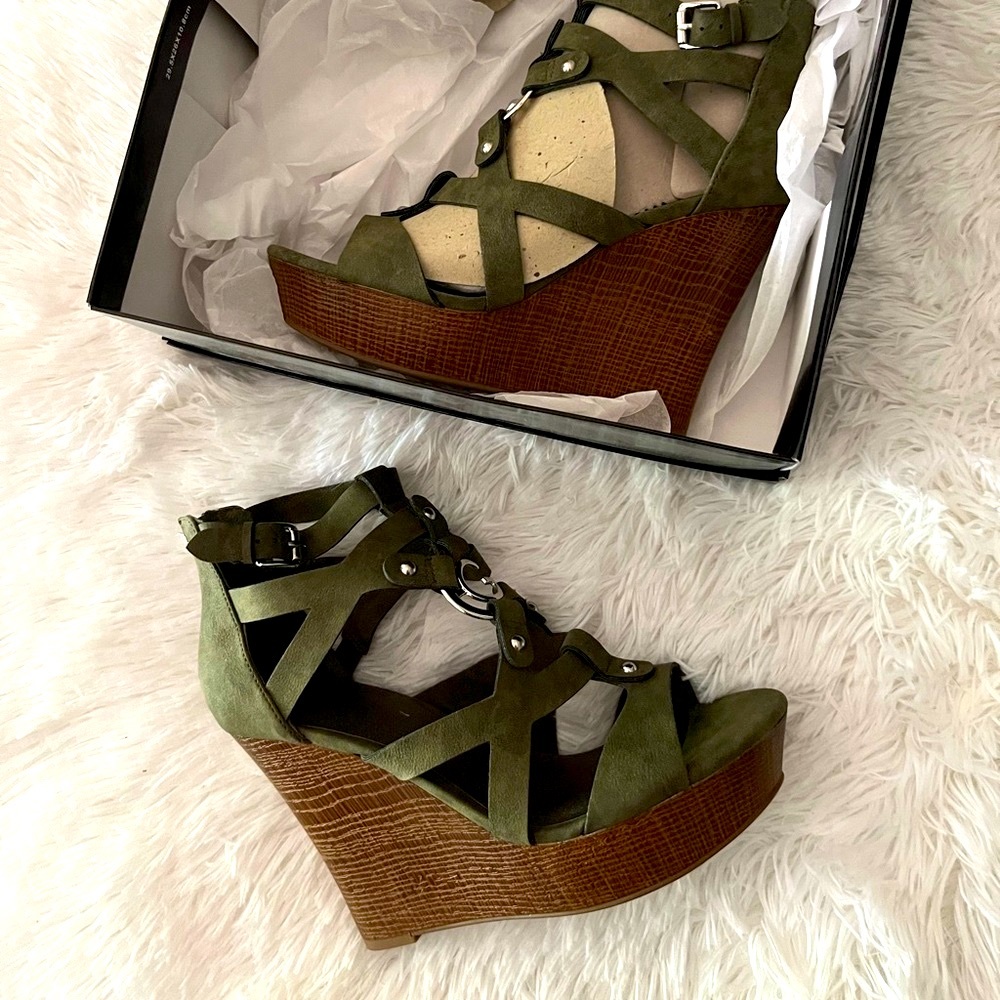 NWT Guess Olive Green Platform Sandals Size 8.5